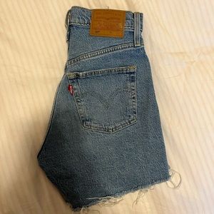 Levi’s mid thigh 501 shorts